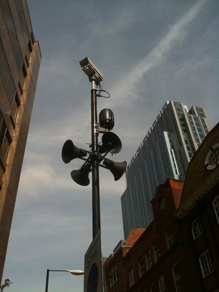 © Robert Rotifer Security-Kamera-Cluster im Londoner East End